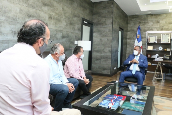 Director del Departamento Aeroportuario recibe primeros empresarios interesados en proyecto de Pedernales