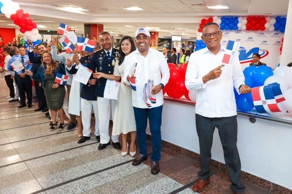 DA recibe dominicanos a ritmo de güira y tambora en el AILA